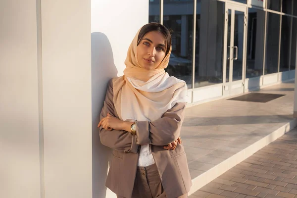 Gadis Muda Yang Menarik Dalam Setelan Bisnis Dan Jilbab Latar — Stok Foto