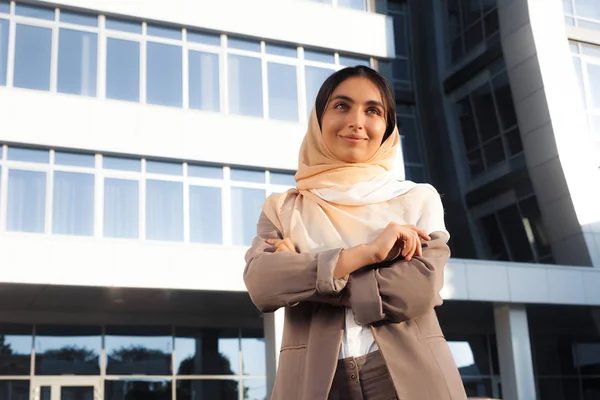 Gadis Muda Yang Menarik Dalam Setelan Bisnis Dan Jilbab Latar — Stok Foto
