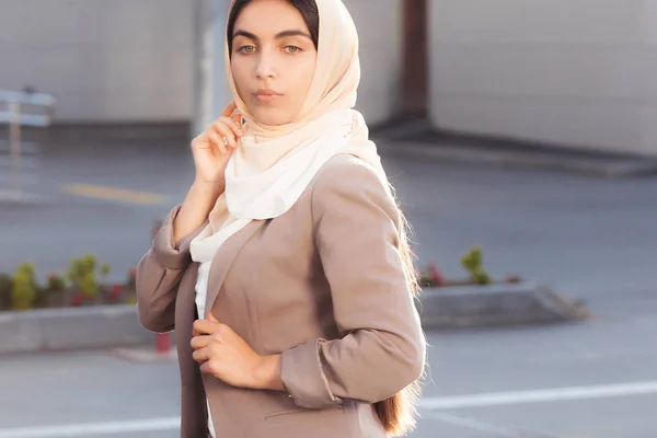 Gadis Muda Yang Menarik Dalam Setelan Bisnis Dan Hijab Jalan — Stok Foto