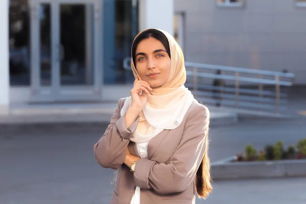 Junges Attraktives Mädchen Businessanzug Und Hijab Auf Der Straße Lifestyle — Stockfoto