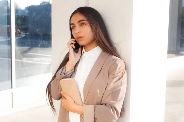 Ung Vacker Flicka Kostym Använder Smartphone Livsstil Och Business Porträtt — Stockfoto