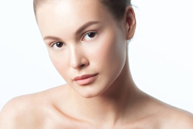 Temiz, mükemmel ciltli, genç ve güzel bir kadın. Güzel portre.