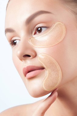 Yüzünde kozmetik yamalar olan temiz ciltli güzel bir kadın. Güzel portre.