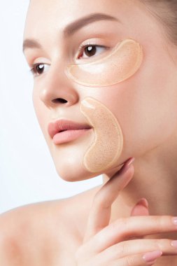 Yüzünde kozmetik yamalar olan temiz ciltli güzel bir kadın. Güzel portre.