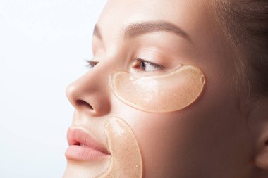 Yüzünde kozmetik yamalar olan temiz ciltli güzel bir kadın. Güzel portre.