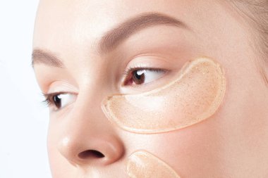 Yüzünde kozmetik yamalar olan temiz ciltli güzel bir kadın. Güzel portre.