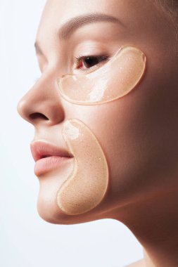 Yüzünde kozmetik yamalar olan temiz ciltli güzel bir kadın. Güzel portre.