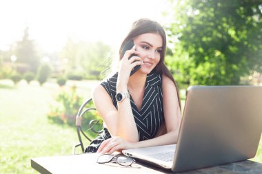 Genç çekici kadın Sokak kafede telefonu kullanıyor. Yaşam tarzı iş portre