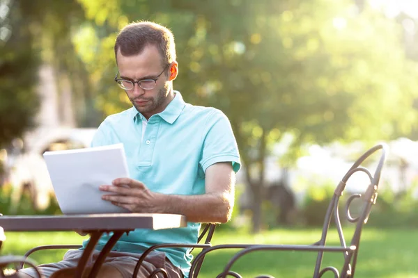 Jonge Man Leest Documenten Straat Café Bedrijfs Freelance Buiten Portret — Stockfoto