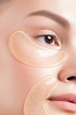 Yüzünde kozmetik yamalar olan temiz ciltli güzel bir kadın. Güzel portre.