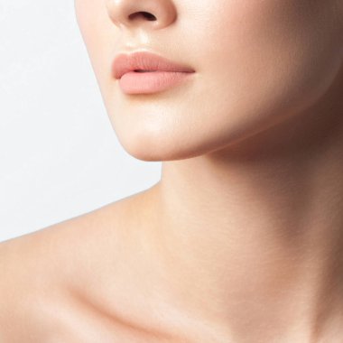 Genç güzel kız anonim portresi. Güzellik ve cilt bakım kavramı