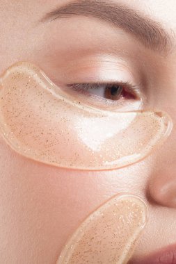 Yüzünde kozmetik yamalar olan temiz ciltli güzel bir kadın. Güzel portre.