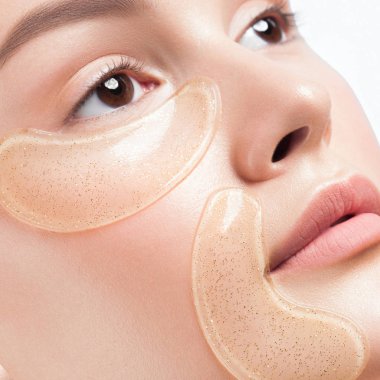 Yüzünde kozmetik yamalar olan temiz ciltli güzel bir kadın. Güzel portre.