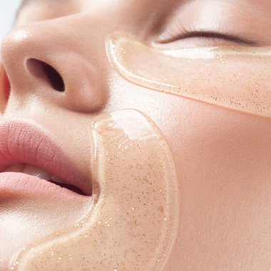 Yüzünde kozmetik yamalar olan temiz ciltli güzel bir kadın. Güzel portre.