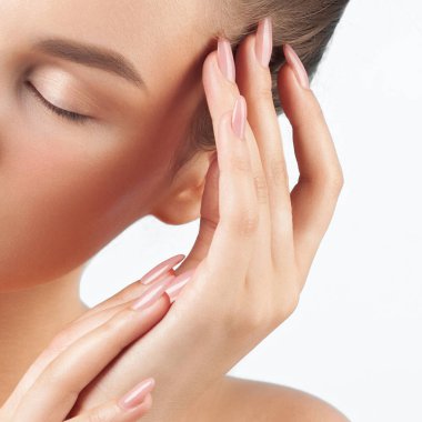 Eller genç güzel kız yakın çekim. Tıp ve cilt bakım kavramı