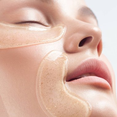 Yüzünde kozmetik yamalar olan temiz ciltli güzel bir kadın. Güzel portre.