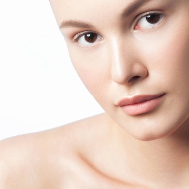 Temiz, mükemmel ciltli, genç ve güzel bir kadın. Güzel portre.