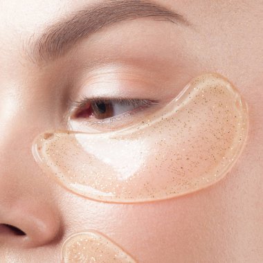 Yüzünde kozmetik yamalar olan temiz ciltli güzel bir kadın. Güzel portre.