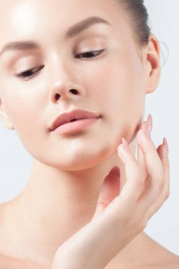 Temiz, mükemmel ciltli, genç ve güzel bir kadın. Güzel portre.