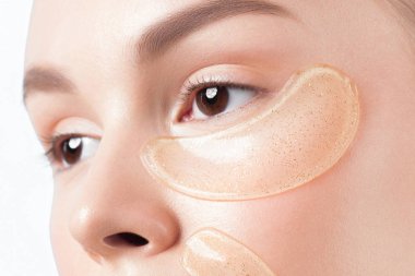 Yüzünde kozmetik yamalar olan temiz ciltli güzel bir kadın. Güzel portre.