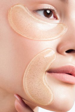 Yüzünde kozmetik yamalar olan temiz ciltli güzel bir kadın. Güzel portre.