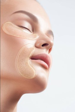 Yüzünde kozmetik yamalar olan temiz ciltli güzel bir kadın. Güzel portre.