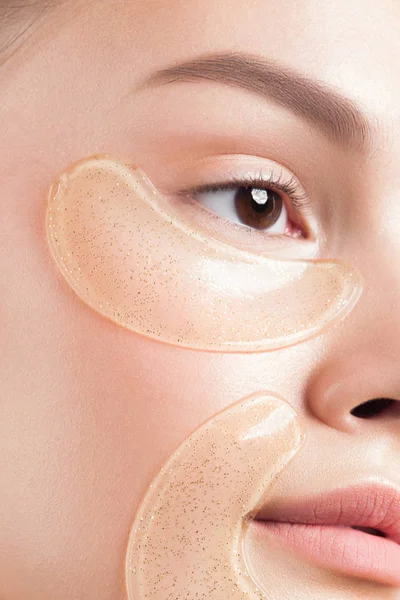 Yüzünde kozmetik yamalar olan temiz ciltli güzel bir kadın. Güzel portre.