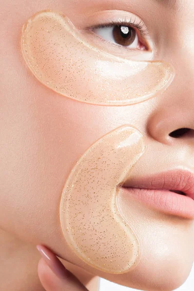 Yüzünde kozmetik yamalar olan temiz ciltli güzel bir kadın. Güzel portre.