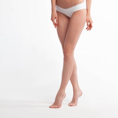 Genç bir bayanın güzel, pürüzsüz bacakları. Cilt Bakımı ve Sağlık Konsepti