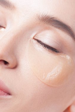Şeffaf yamalar closeup ile genç güzel kadın. Cilt bakım ve yaş kozmetik kavramı