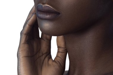 Palmiye ve dudakları olan temiz mükemmel cilt yakın çekim Genç güzel siyah kadın. Cilt bakım ve güzellik kavramı