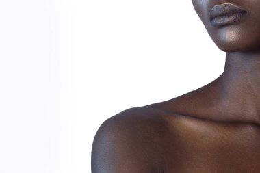 Omuz ve dudaklar genç güzel siyah kadının temiz mükemmel deri ile. Güzellik, kozmetik ve makyaj