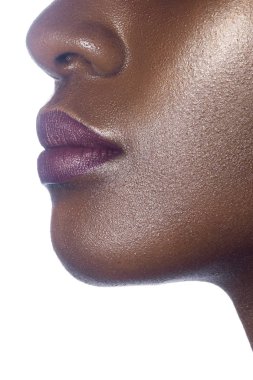 Temiz mükemmel cilt ile genç güzel bir siyah kadın profili. Anonim portre