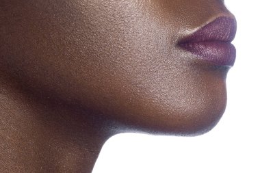 Dudaklar genç güzel siyah kadının temiz mükemmel deri ile. Güzellik, kozmetik ve makyaj