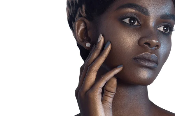 年轻美丽的黑色妇女与干净完美的皮肤妆 美容肖像 — 图库照片
