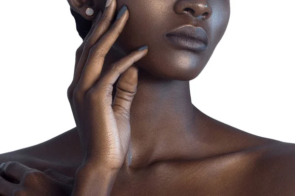 手掌和嘴唇的年轻美丽的黑色妇女与干净完美的皮肤特写 护肤和美容概念 — 图库照片