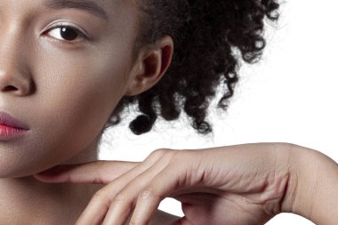 Temiz mükemmel cilt yakın çekim Genç güzel kız. Güzellik Portresi