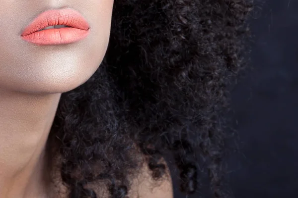 Labios Joven Hermosa Mujer Negra Con Piel Limpia Perfecta Cerca — Foto de Stock