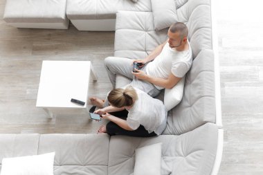 Adam oyun Tv konsol. Telefon kullanan kadın. Aile hafta sonu dinlenmek ev kanepe