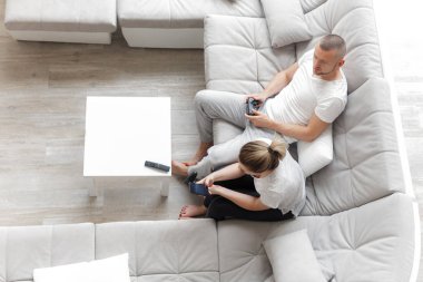 Adam oyun Tv konsol. Telefon kullanan kadın. Aile hafta sonu dinlenmek ev kanepe