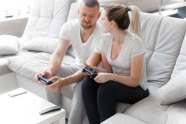 Genç bir çift oyun Tv konsol. Aile hafta sonu dinlenmek ev kanepe