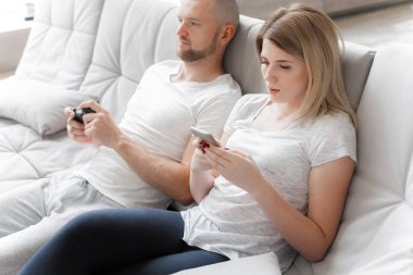Adam oyun Tv konsol. Telefon kullanan kadın. Aile hafta sonu dinlenmek ev kanepe