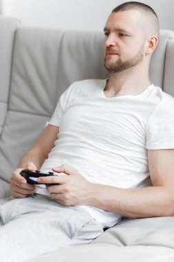 Genç adam oyun tv konsol. Evde kanepede relax