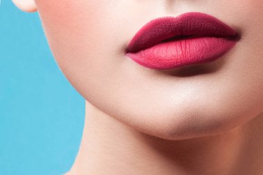 Dudaklar genç güzel siyah kadının temiz mükemmel deri ile. Güzellik, kozmetik ve makyaj