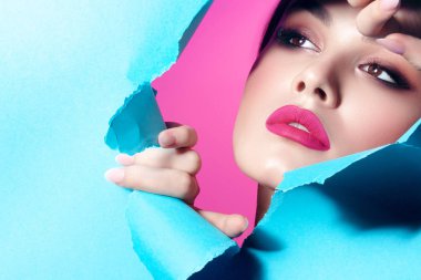 Aralık içinde karton ile temiz mükemmel cilt genç güzel kadın. Güzellik Portresi