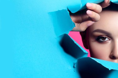 Aralık içinde karton ile temiz mükemmel cilt genç güzel kadın. Güzellik Portresi