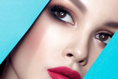 Aralık içinde karton ile temiz mükemmel cilt genç güzel kadın. Güzellik Portresi