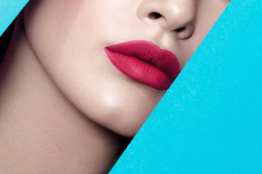 Aralık içinde karton ile temiz mükemmel cilt genç güzel kadın. Güzellik Portresi