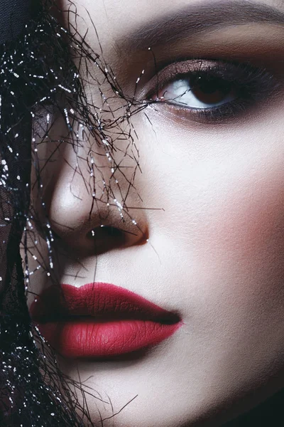 Mladá Krásná Žena Čistým Dokonalé Kůže Černé Mesh Šátek Třásněmi — Stock fotografie