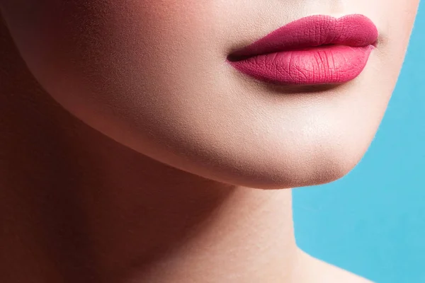 Lippen Einer Jungen Schönen Schwarzen Frau Mit Sauberer Perfekter Haut — Stockfoto